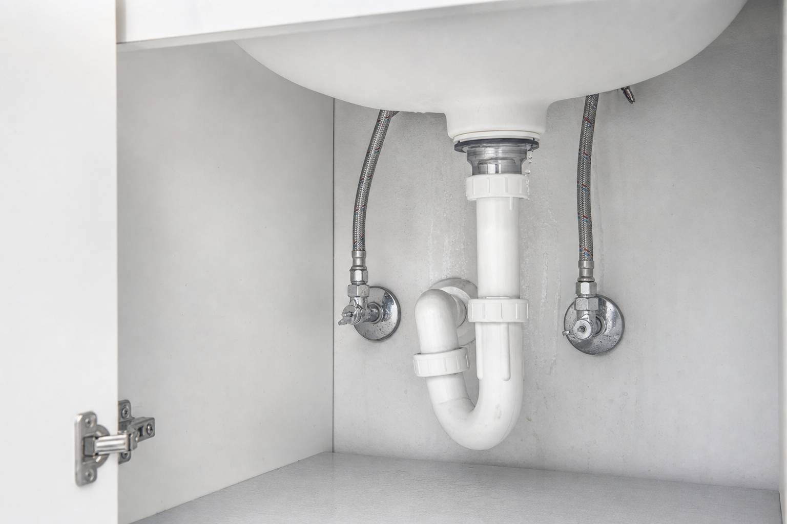 Cuándo cambiar el flexible del lavabo: vida útil, señales de desgaste y riesgos